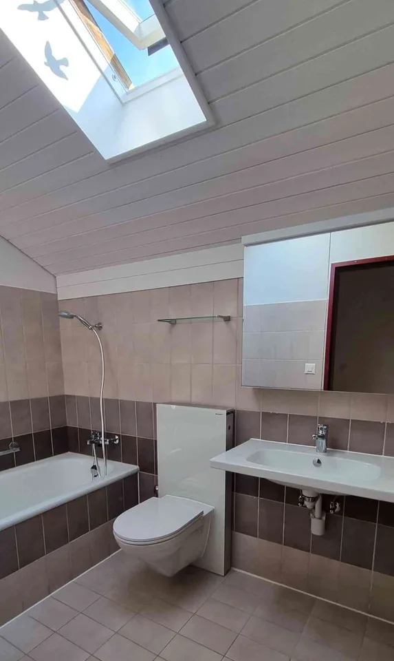 Helle 3.5-Dachwohnung mit Charme