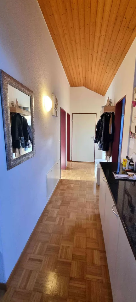 Helle 3.5-Dachwohnung mit Charme