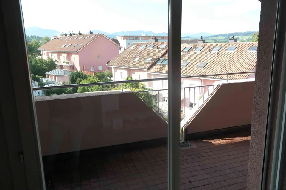 Helle 3.5-Dachwohnung mit Charme