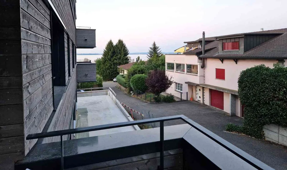 Neubau-Wohnung mit zwei Balkonen und Seesicht