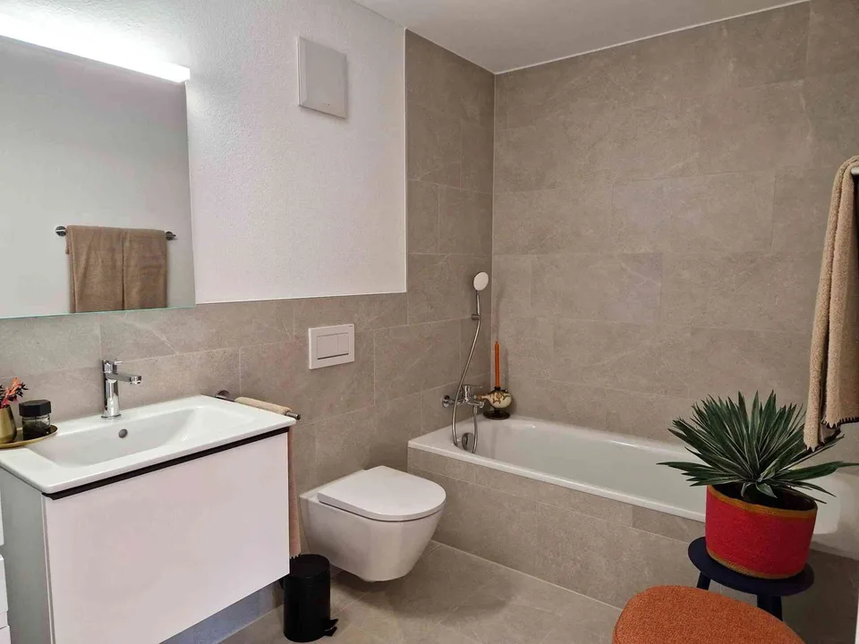 Neubau-Wohnung mit zwei Balkonen und Seesicht