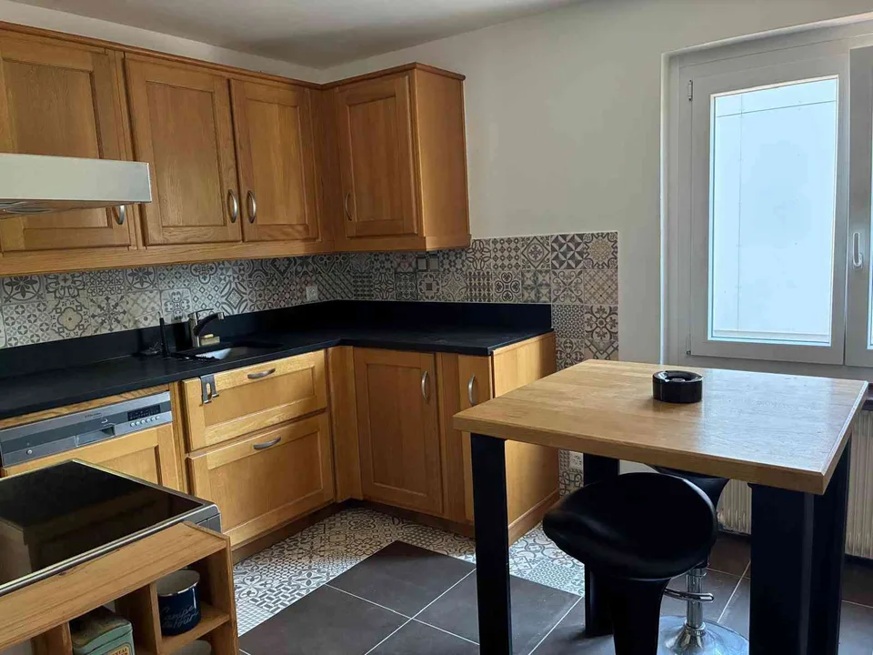 Maison individuelle avec 2 appartements, garage double