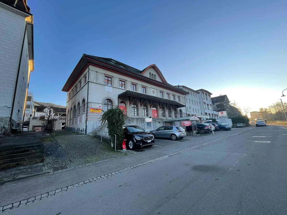 Wohn und Geschäftshaus mit Ausbaupotenzial zentral