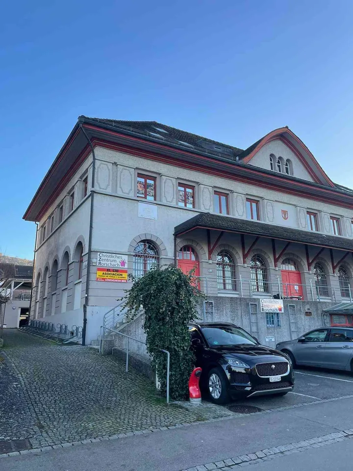 Wohn und Geschäftshaus mit Ausbaupotenzial zentral