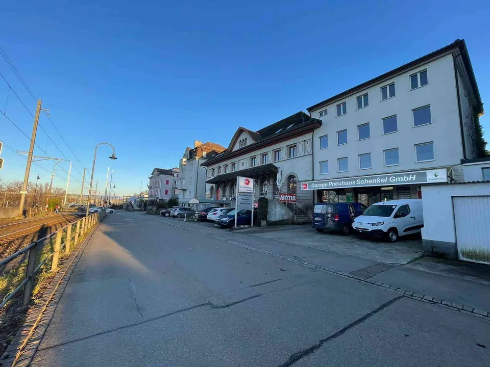 Wohn und Geschäftshaus mit Ausbaupotenzial zentral