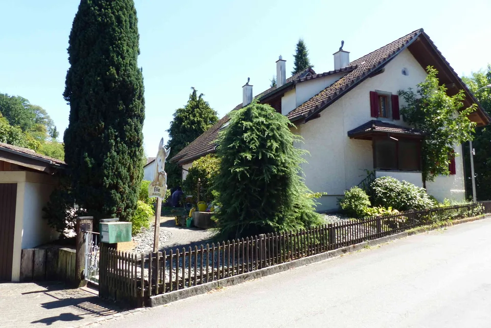 10-Zimmer Zweifamilienhaus mit grosszügigem Aussenbereich