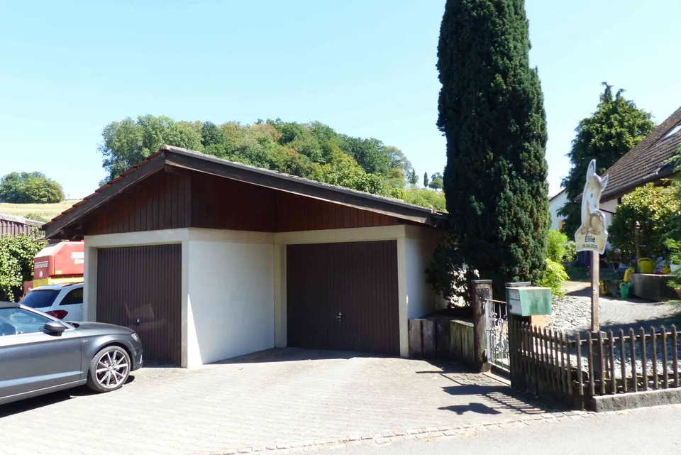 10-Zimmer Zweifamilienhaus mit grosszügigem Aussenbereich