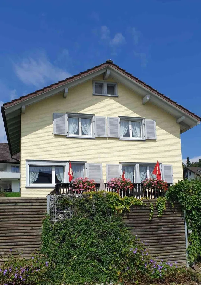 Charmantes 4.5-Zimmer-Einfamilienhaus an sonniger Lage mit Garage