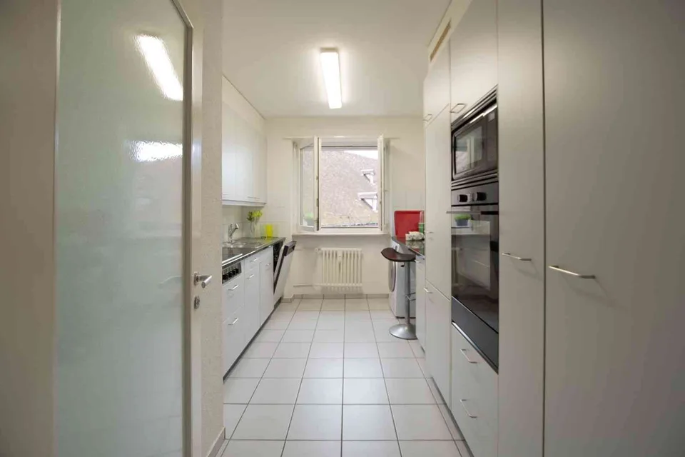 www.kiwihomes.ch COMPANY LETS @ AESCHENPLZ 3 bed 1.5 baths Gar fr 4550