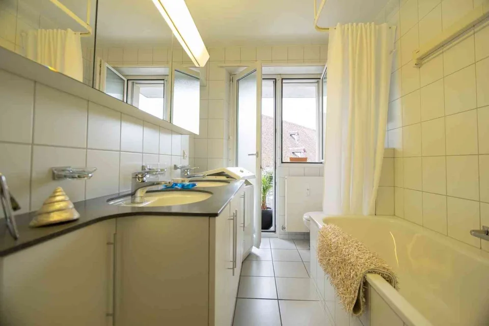 www.kiwihomes.ch COMPANY LETS @ AESCHENPLZ 3 bed 1.5 baths Gar fr 4550