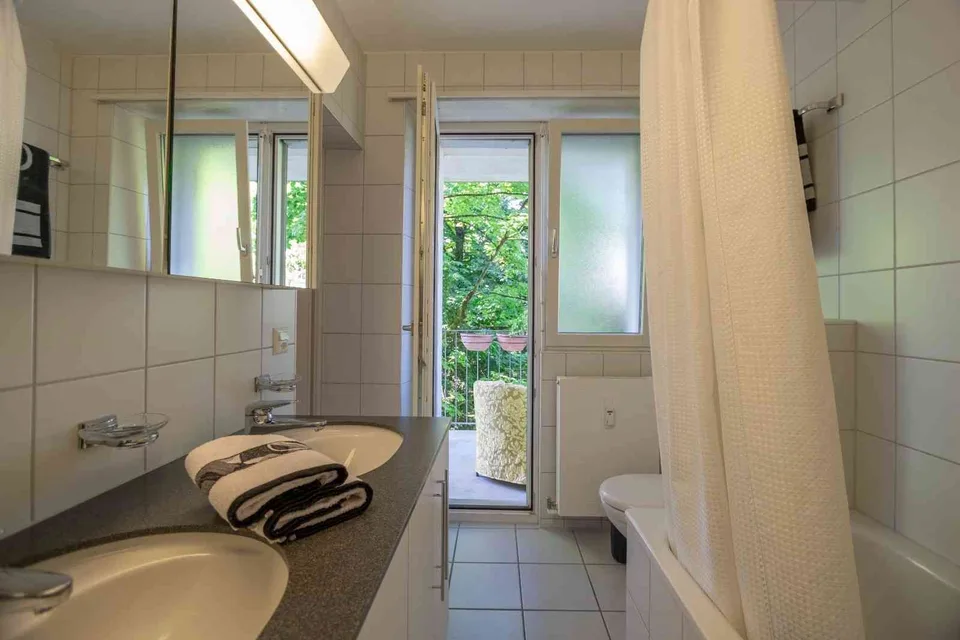 1.11 AESCHEN top banking spot & parks, 3-4 beds, 2 baths, parking 4350