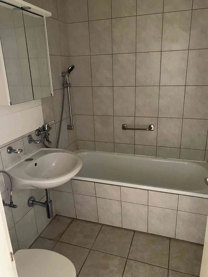 EINE 1 ZWG IM 4. OG IN KLINGNAU AB SOFORT ZU VERMIETEN.
