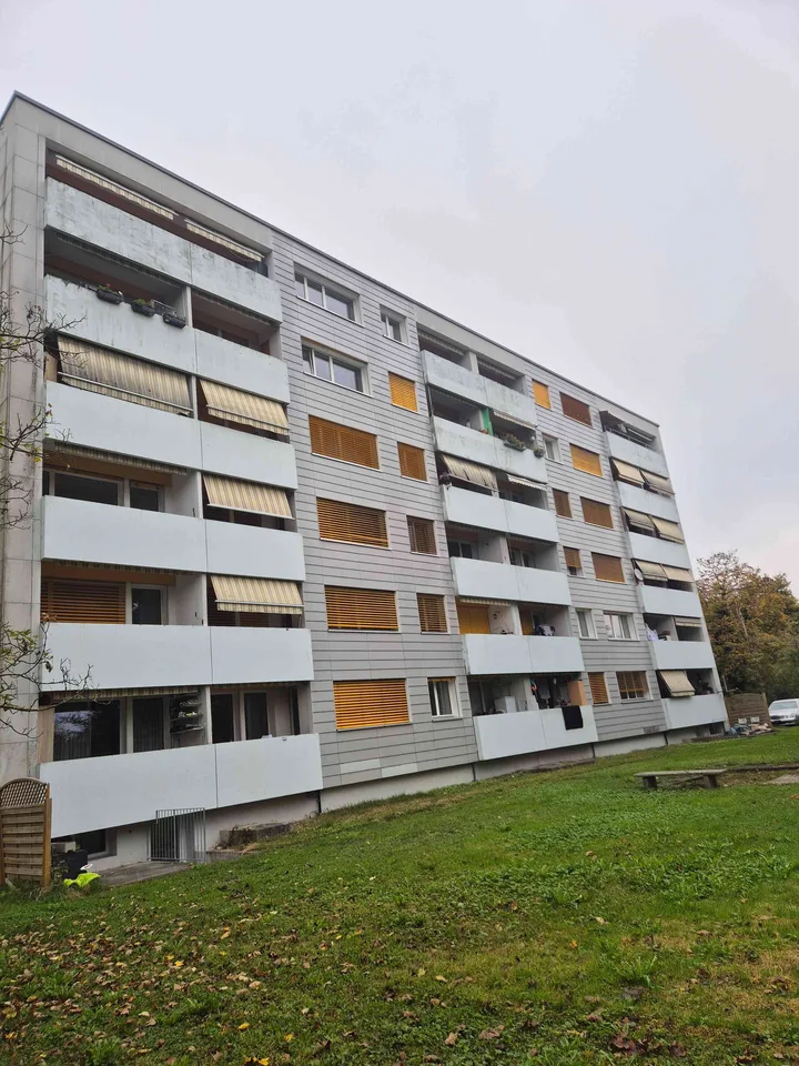 EINE 3.5 ZWG IM 4. OG IN LIESTAL AB 01.10.2026 ZU VERMIETEN.