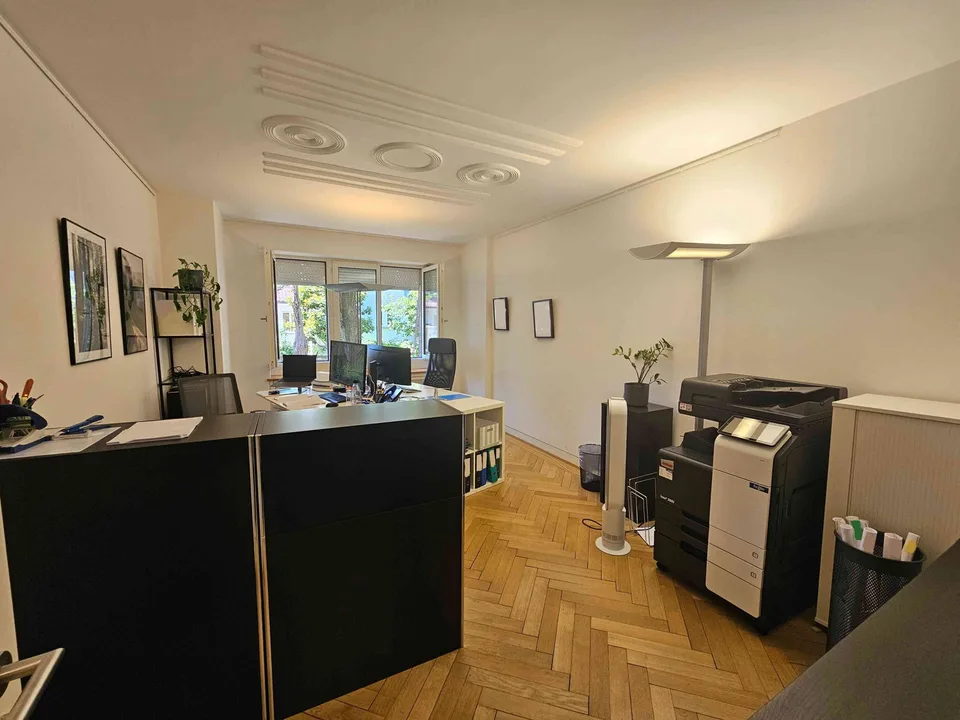Arbeitsplatz in moderner Bürogemeinschaft im Zürcher Seefeld