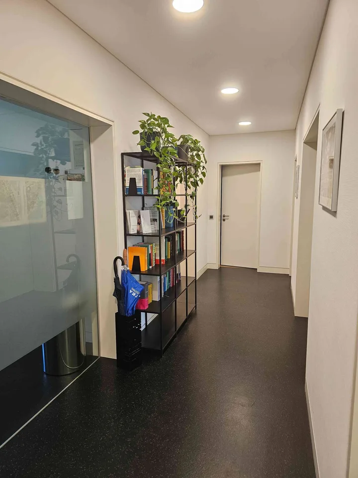 Heller abschliessbarer Büroraum (20.3 m²) in moderner Bürogemeinschaft