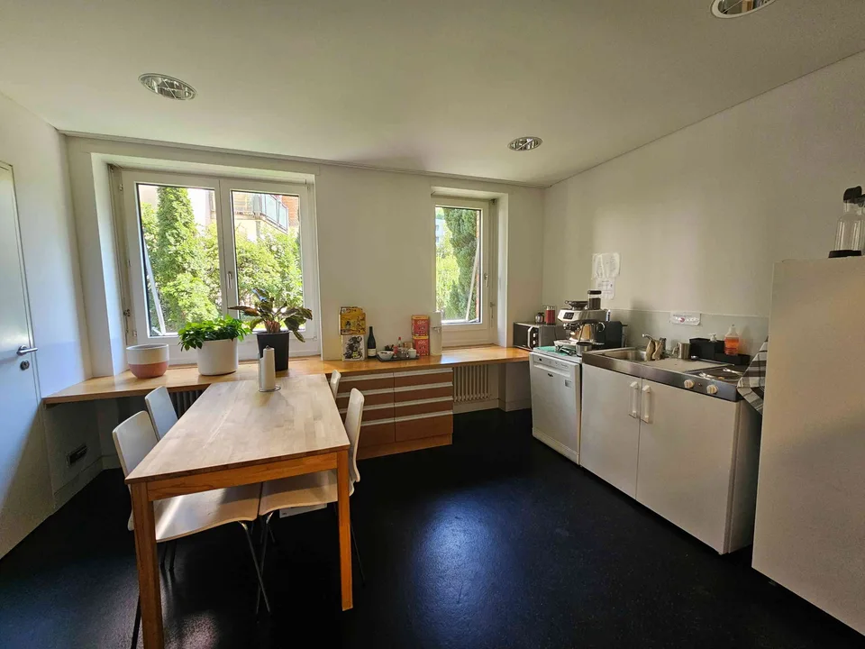 Heller abschliessbarer Büroraum (20.3 m²) in moderner Bürogemeinschaft