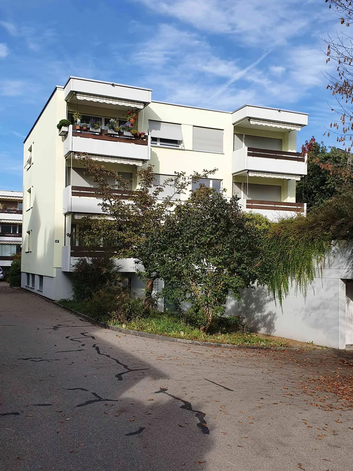 Helle und ruhige 2.5 Zimmer Wohnung im obersten Stock