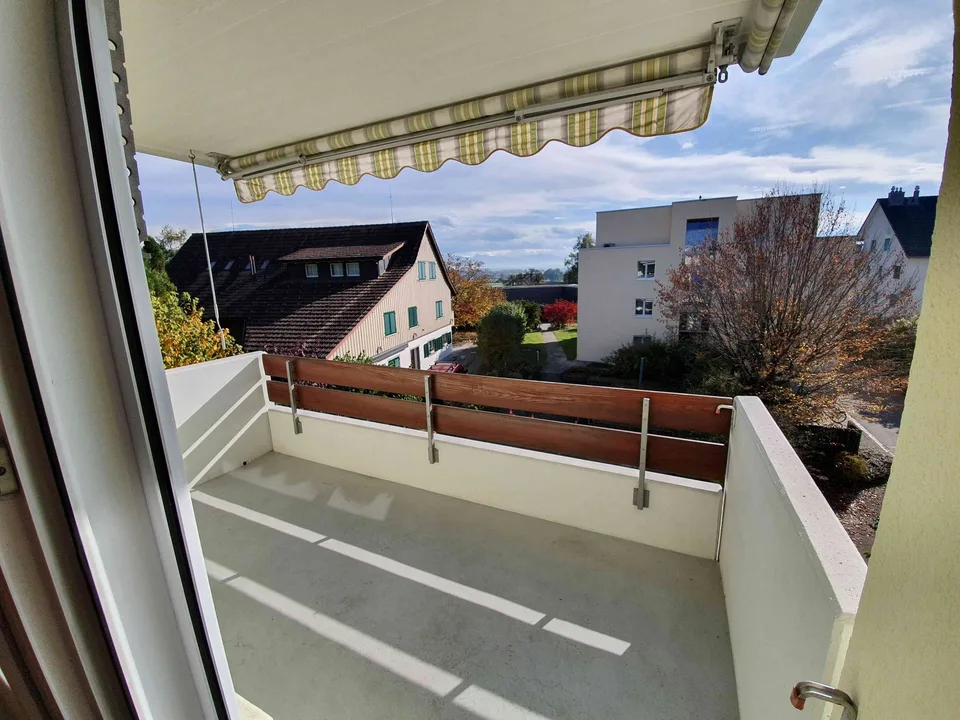 Helle und ruhige 2.5 Zimmer Wohnung im obersten Stock