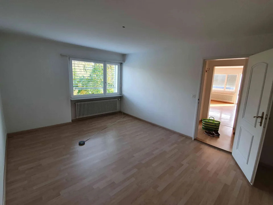 Helle und ruhige 2.5 Zimmer Wohnung im obersten Stock