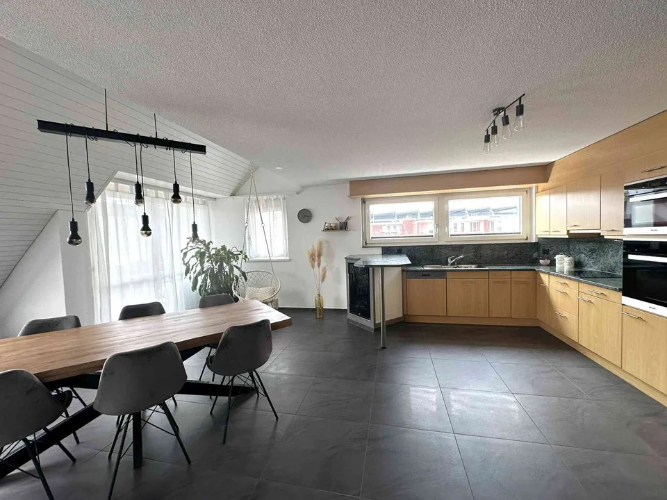 4.5 Zimmer Dach-Maisonette Wohnung mit 159 m2 zu Vermieten