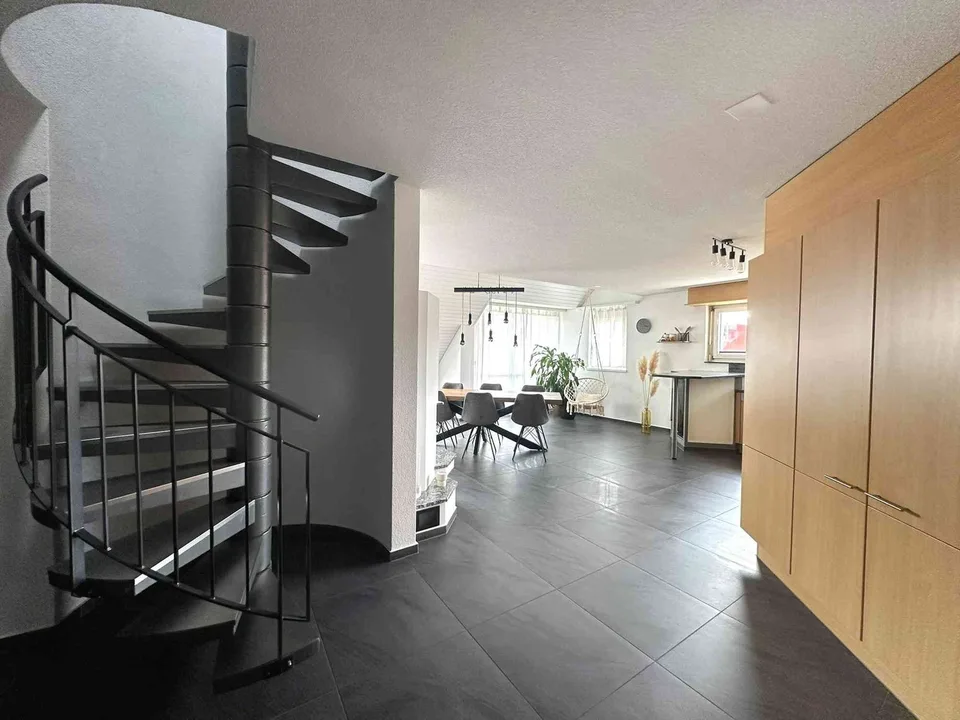 4.5 Zimmer Dach-Maisonette Wohnung mit 159 m2 zu Vermieten