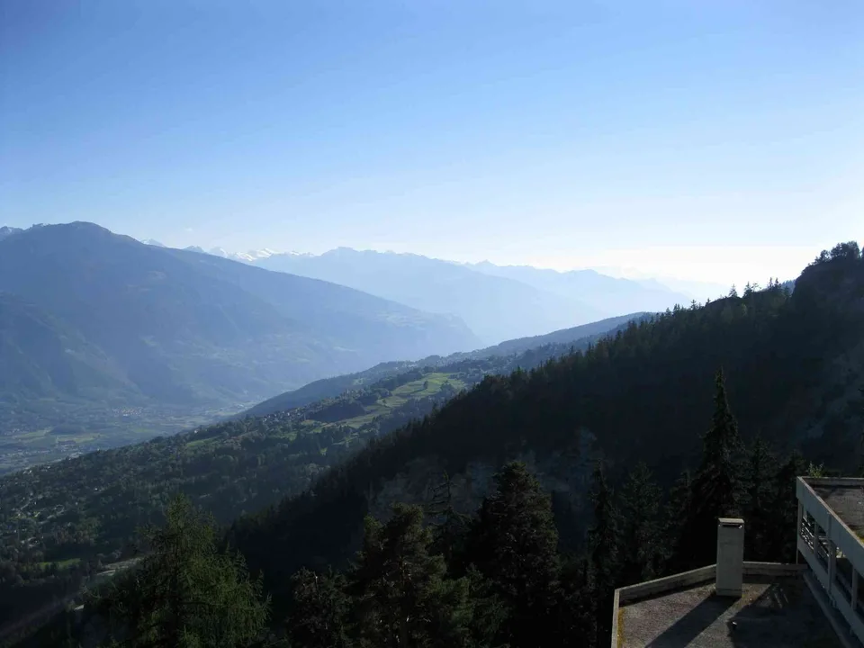 Chaleureux 2.5 pièces rénové avec balcon plein sud – Vue panoramique