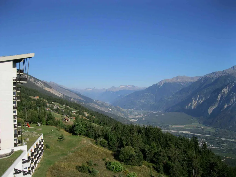 Chaleureux 2.5 pièces rénové avec balcon plein sud – Vue panoramique