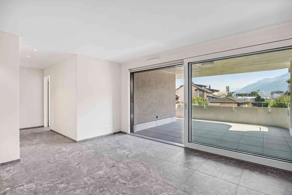 Moderne 2.5-Zimmer-Wohnung mit grosser verglaster Terrasse in Wangen