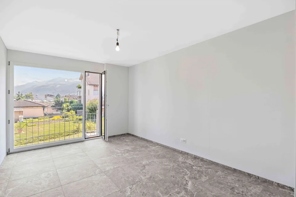 Moderne 2.5-Zimmer-Wohnung mit grosser verglaster Terrasse in Wangen