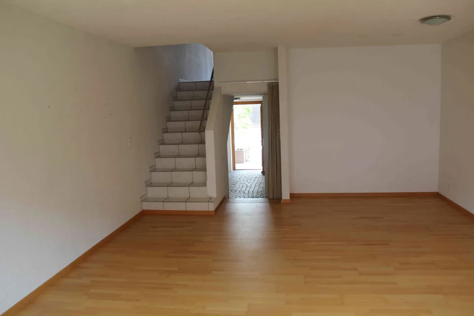 einseitig angebautes EFH mit Einzelgarage und eigener Wärmepumpe