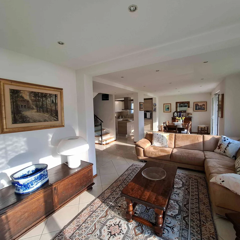 Charming single-family house 4.5 with lake view in Bissone