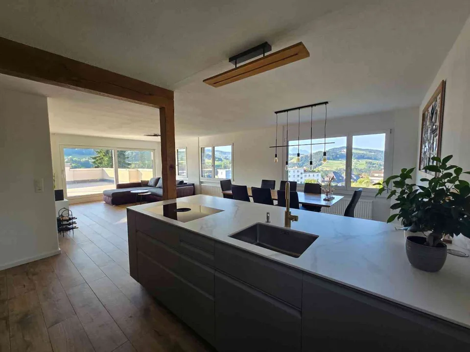Helle 3.5-Zimmer-Attikawohnung in ruhiger Lage mit herrlicher Panorama