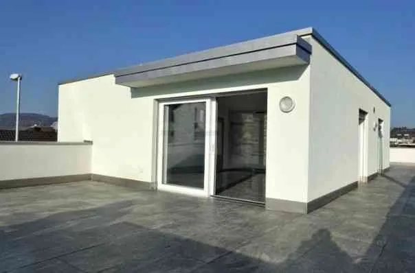 Exklusive 3.5-Zimmer-Attikawohnung mit 120 m² Dachterrasse