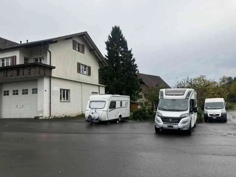 Aussenparkplatz für Wohnmobile oder Wohnwagen