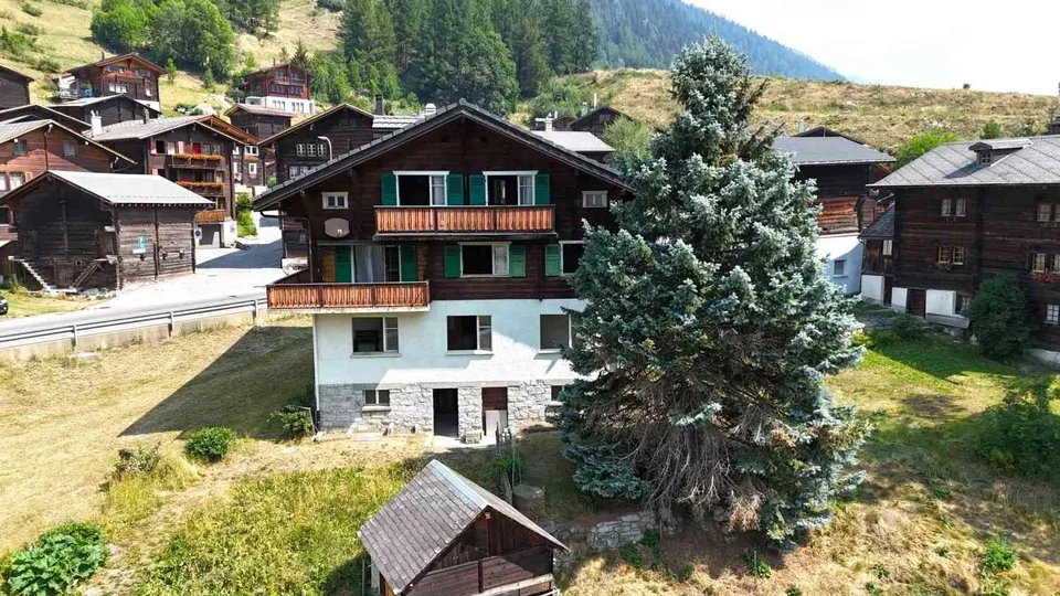 Charmantes Zweifamilienhaus an sonniger Lage im Goms