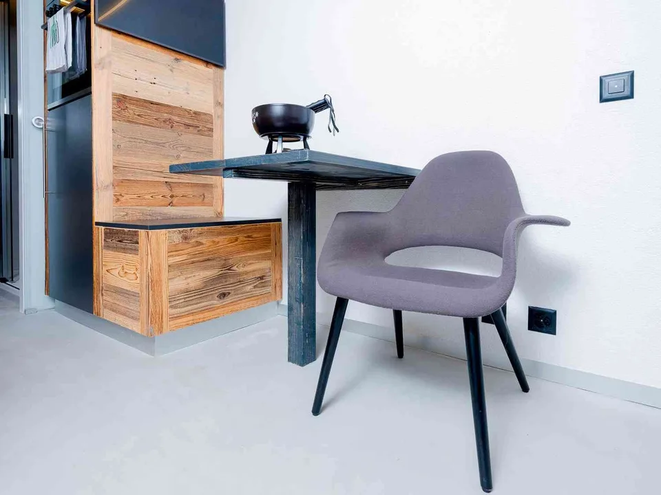 Studio avec piscine intérieure, sauna & tennis au lac en plein centre