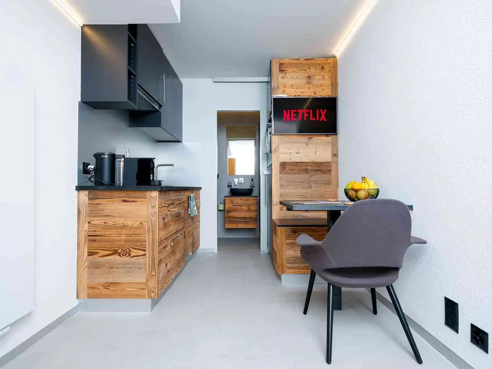 Studio avec piscine intérieure, sauna & tennis au lac en plein centre