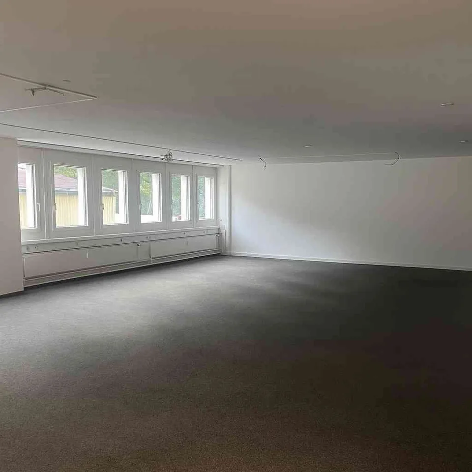 Vielseitige Gewerbefläche mit Lager-/Nebenraum | 118 m² | Fällanden