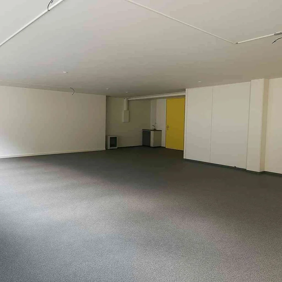Vielseitige Gewerbefläche mit Lager-/Nebenraum | 118 m² | Fällanden