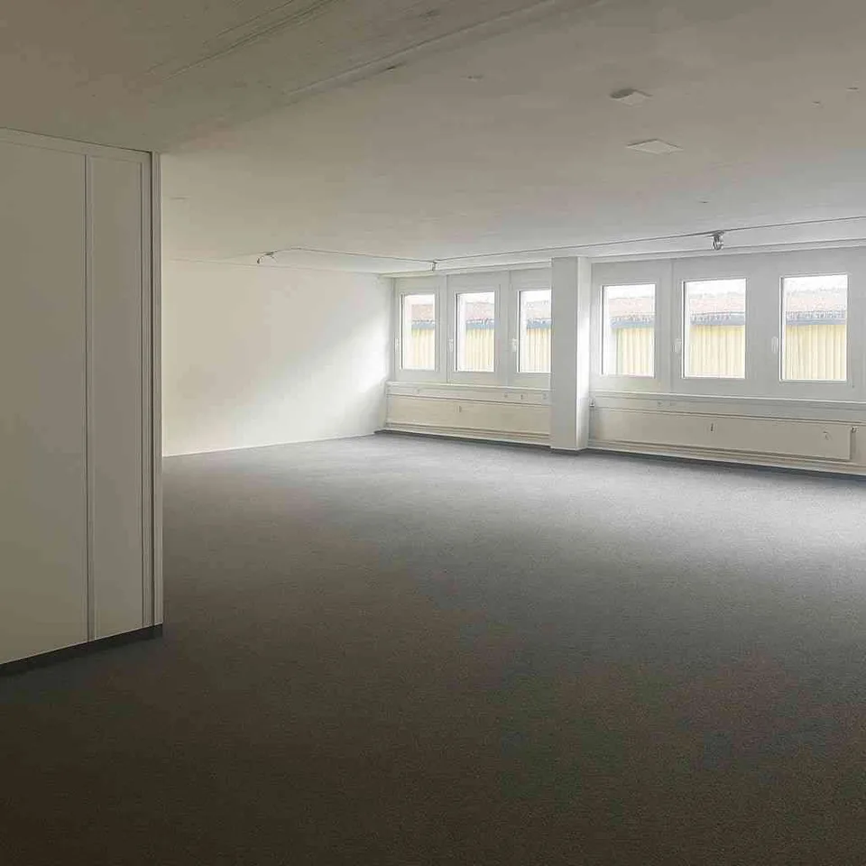 Vielseitige Gewerbefläche mit Lager-/Nebenraum | 118 m² | Fällanden