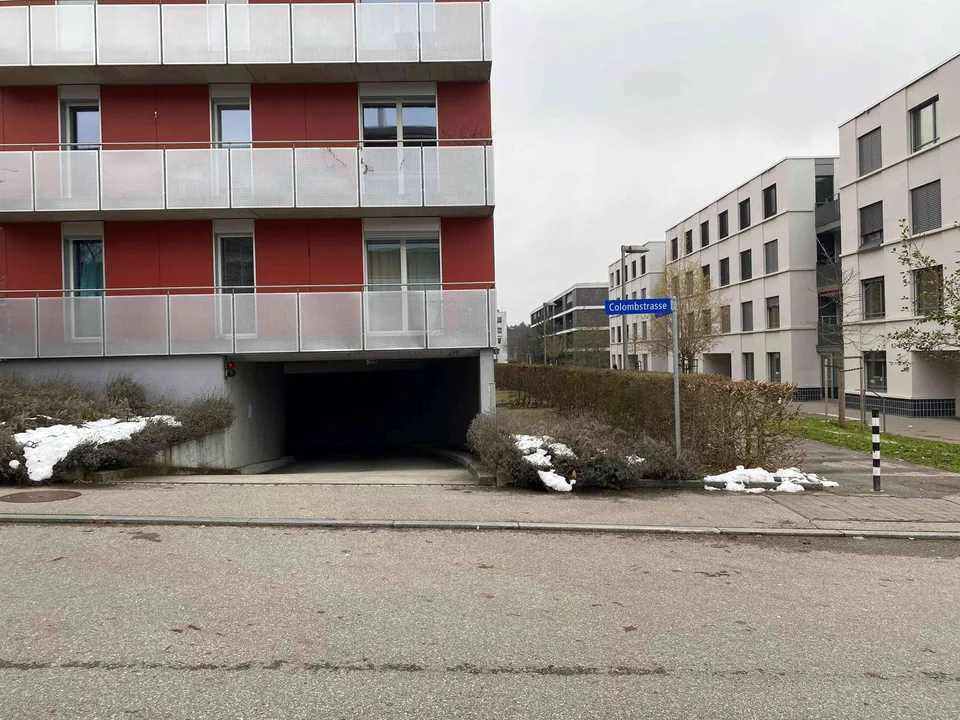 Motarrad-Einstellhallenplatz mit Lademöglichkeit (230 V)