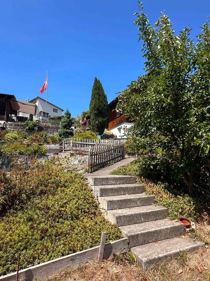 älteres Einfamilienhaus mit grosszügigem Umschwung