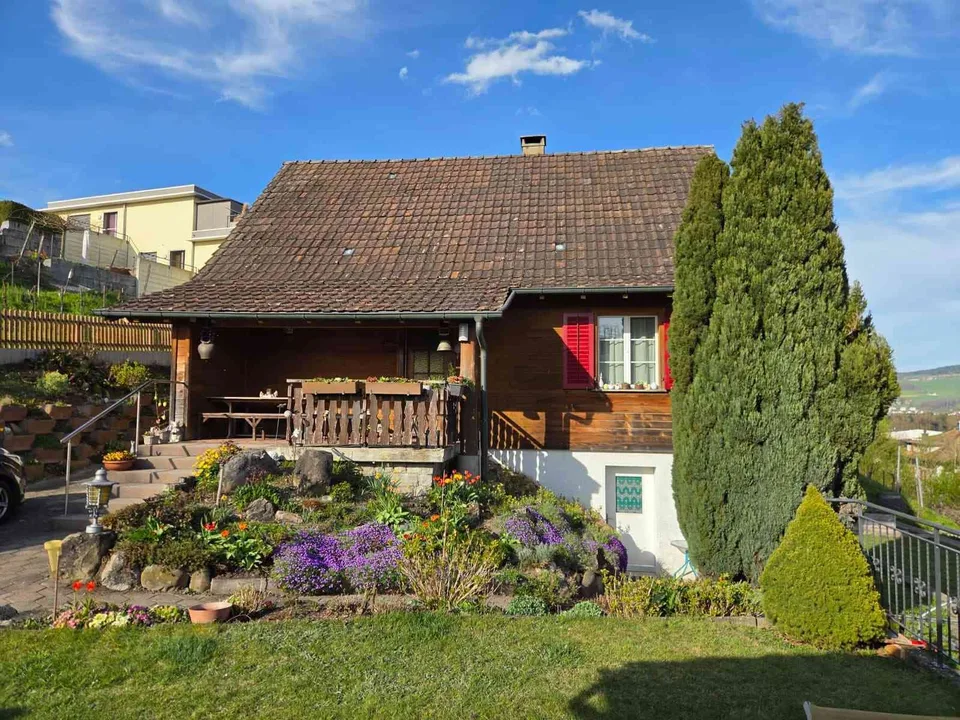 älteres Einfamilienhaus mit grosszügigem Umschwung