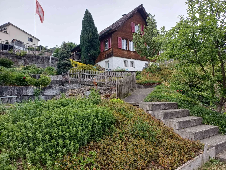 älteres Einfamilienhaus mit grosszügigem Umschwung