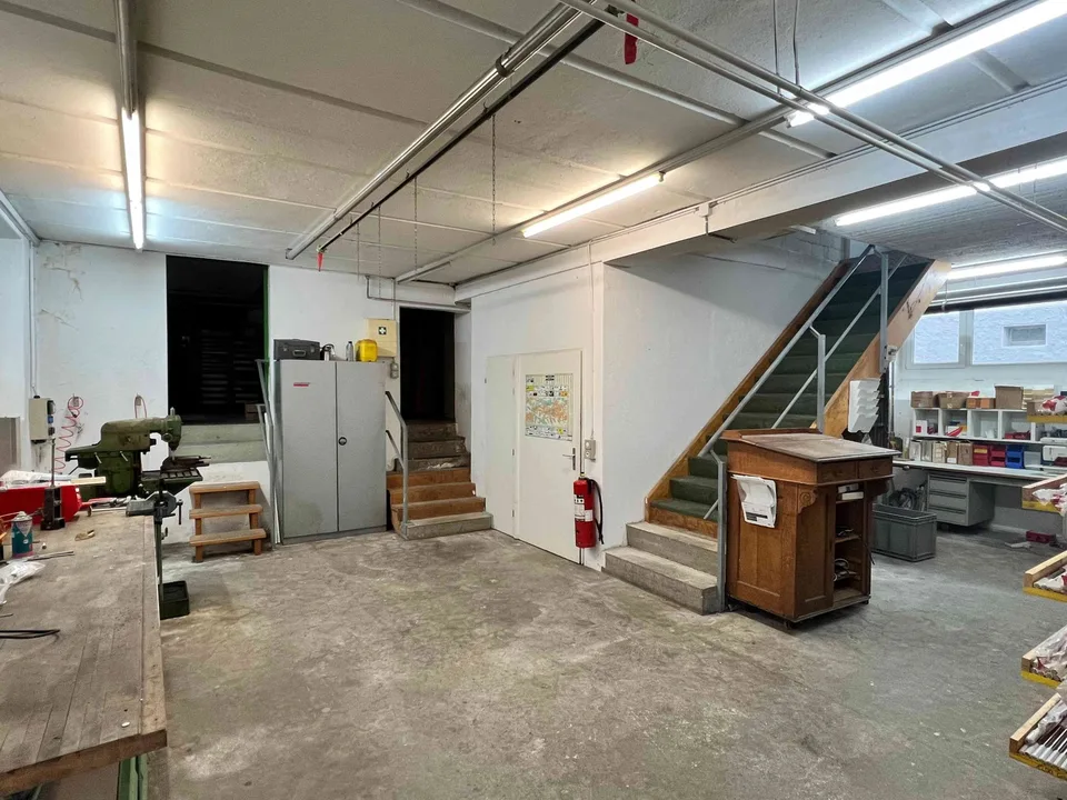 Grosszügige Werkstatt-/Lagerräumlichkeiten inkl. Büro an bester Lage