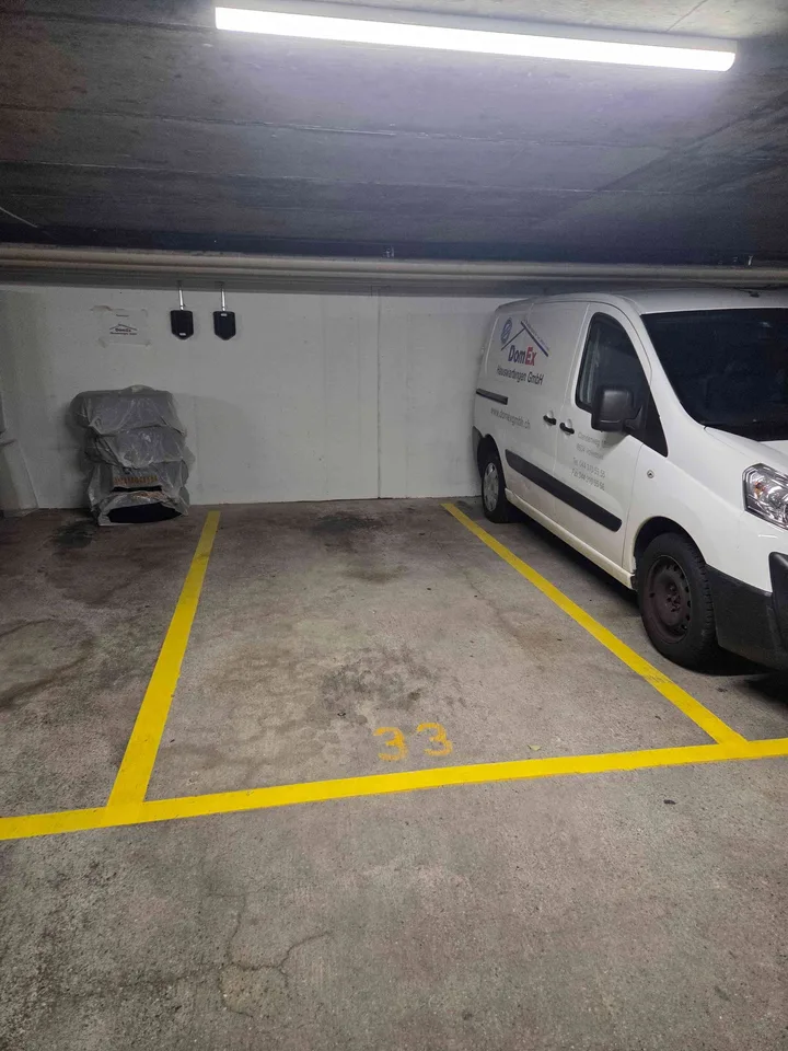 Tiefgaragen Parkplatz. Optional mit Ladestation