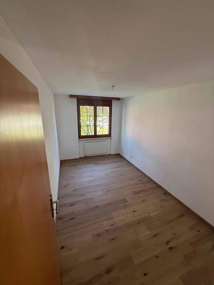 Kinderfreundliche 3.5 Zimmer Gartenwohnung mit Chemine und Pool