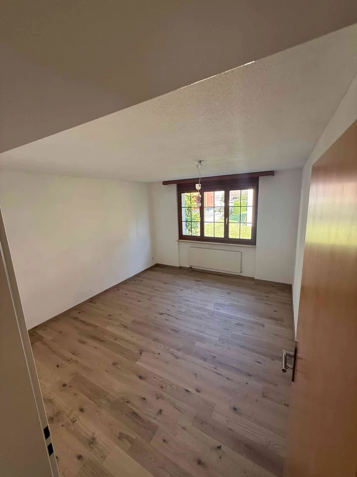 Kinderfreundliche 3.5 Zimmer Gartenwohnung mit Chemine und Pool