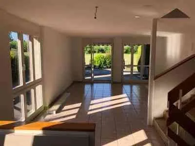 Maison mitoyenne de 4 pièces rénovée à la moderne dans un cadre idyllique à Veltheim (Au) à louer