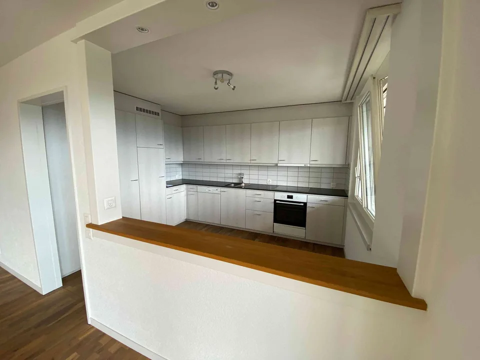 Schöne, helle und Top moderne Wohnung mit Blick ins Grüne und Berge